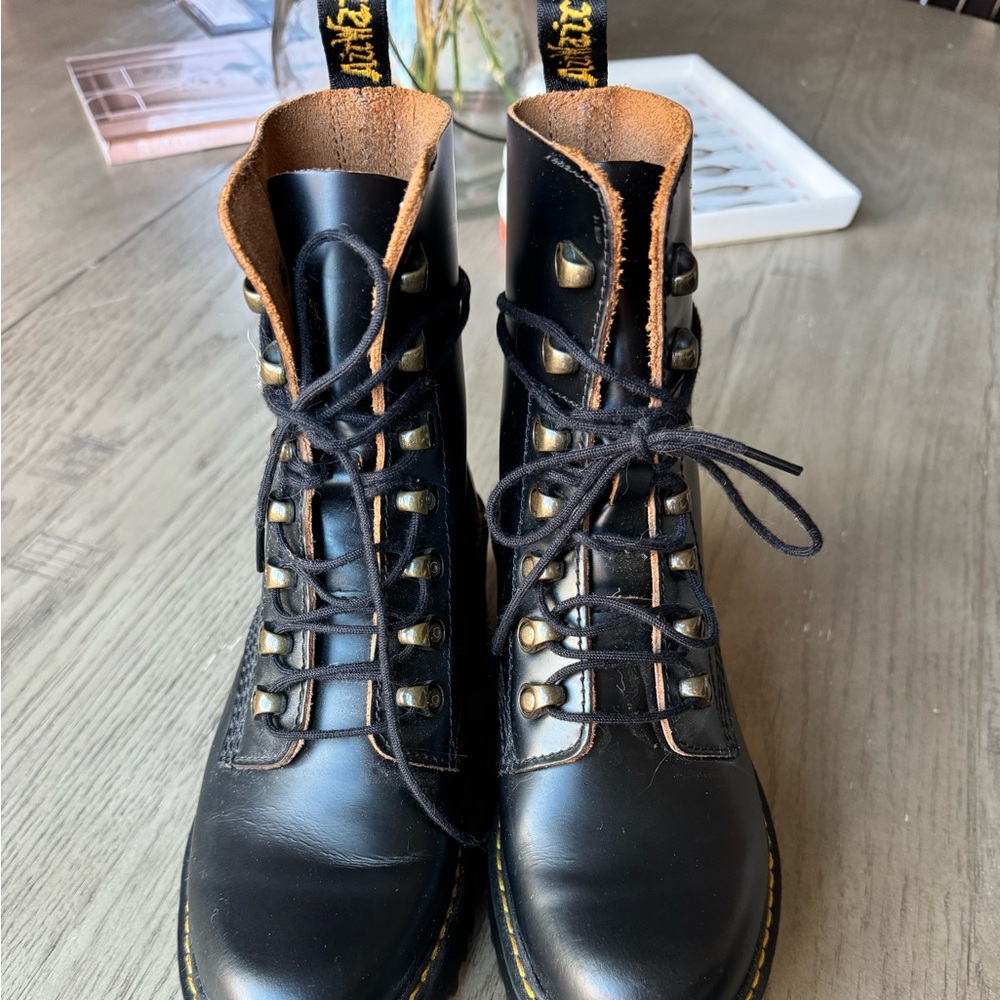 Dr. Martens Women's Leona Leather Heeled Boot (7)